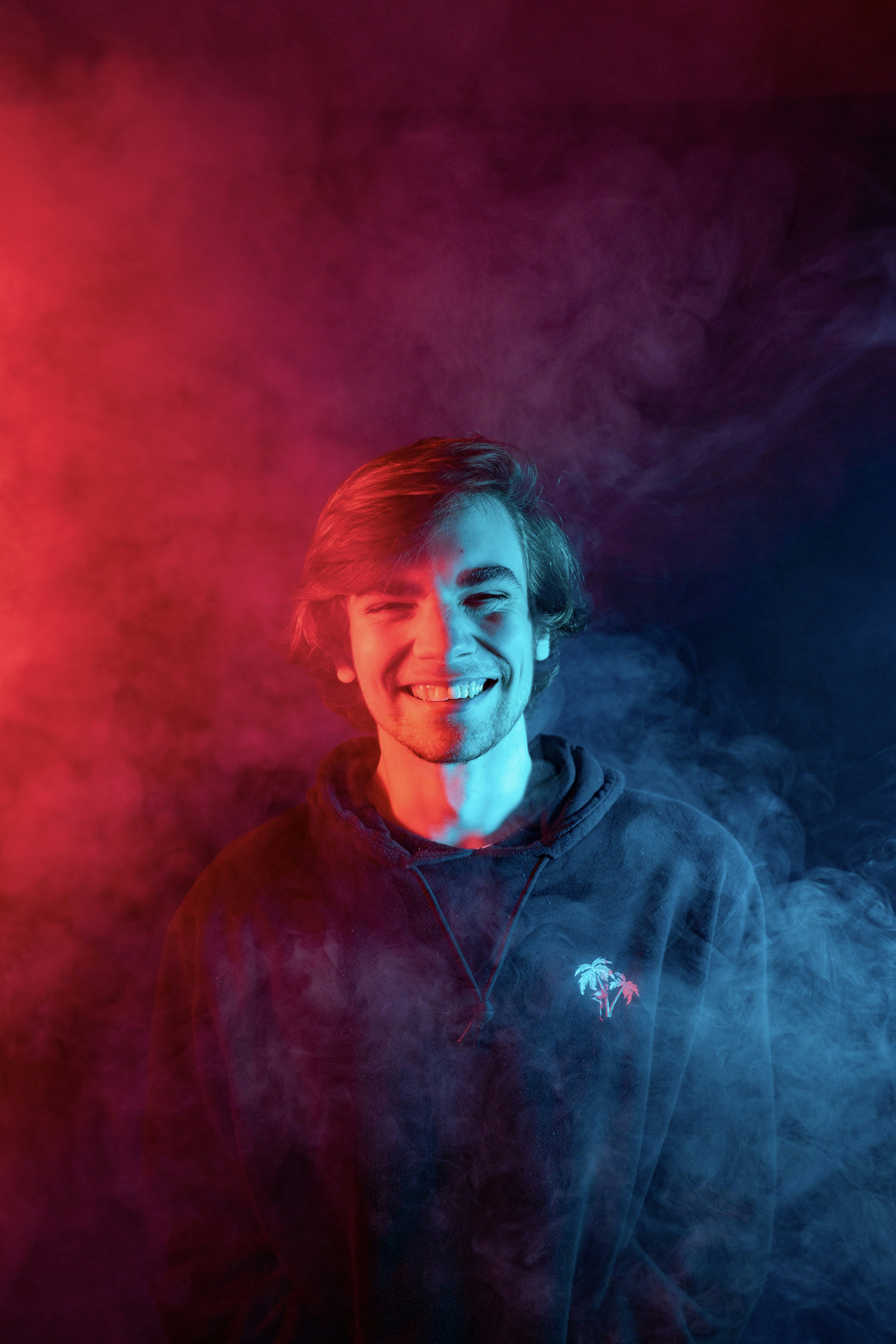 Hombre en chaqueta negra con cremallera