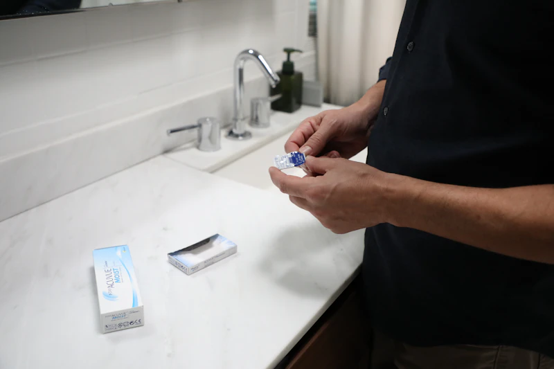 Kontaktlinsen-Verpackung in der Hand – Kontaktlinsen-Anpassung bei Optik Sauter