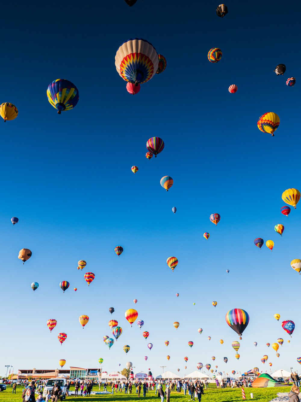 Globos aerostáticos en el cielo