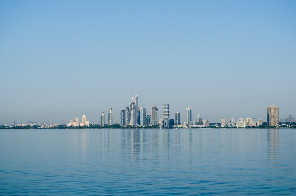 Horizonte de la ciudad a través del cuerpo de agua durante el día