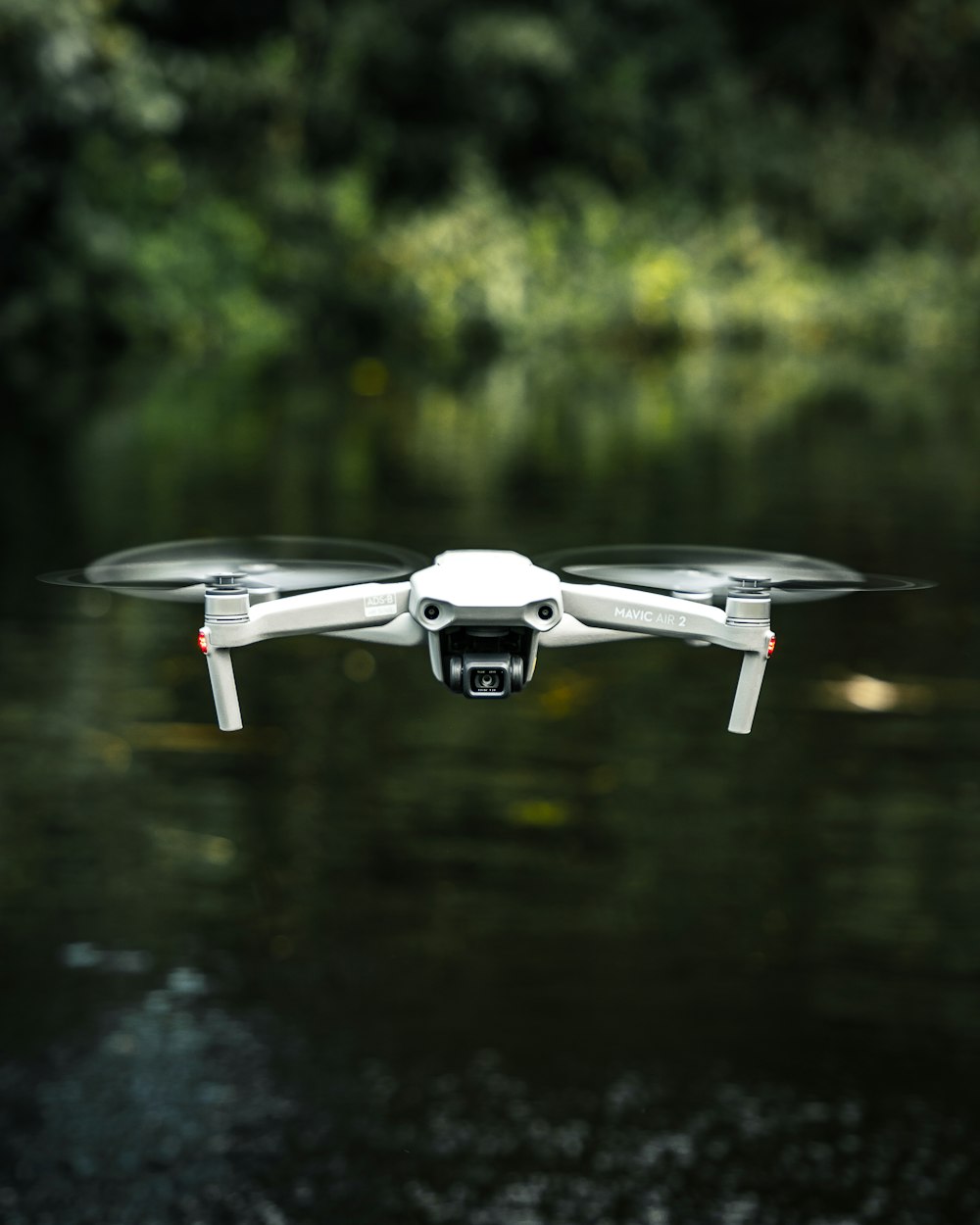 drone blanc et gris dans les airs pendant la journée