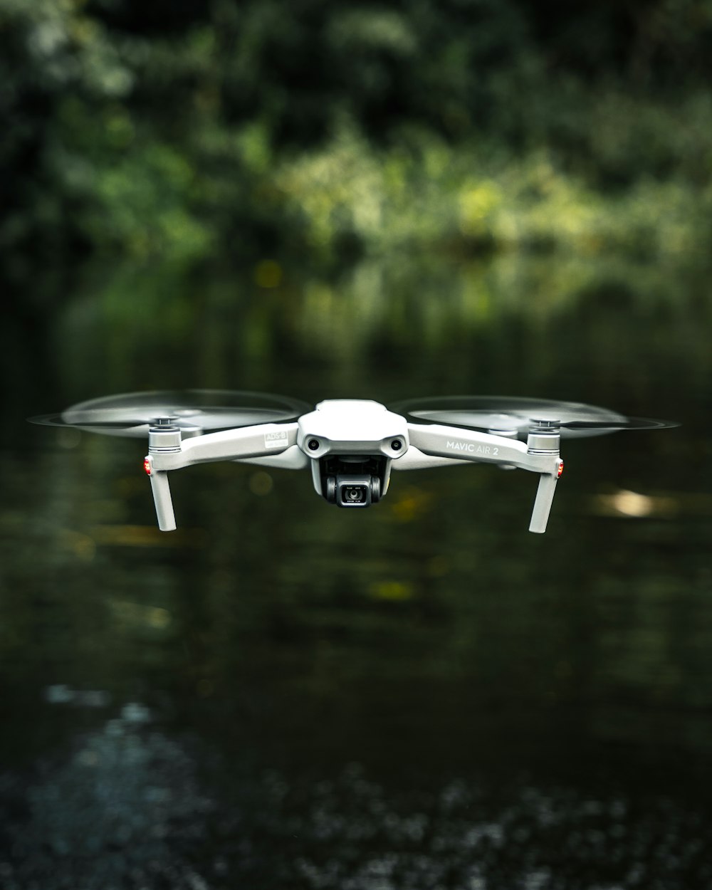 Dron blanco y gris en el aire durante el día