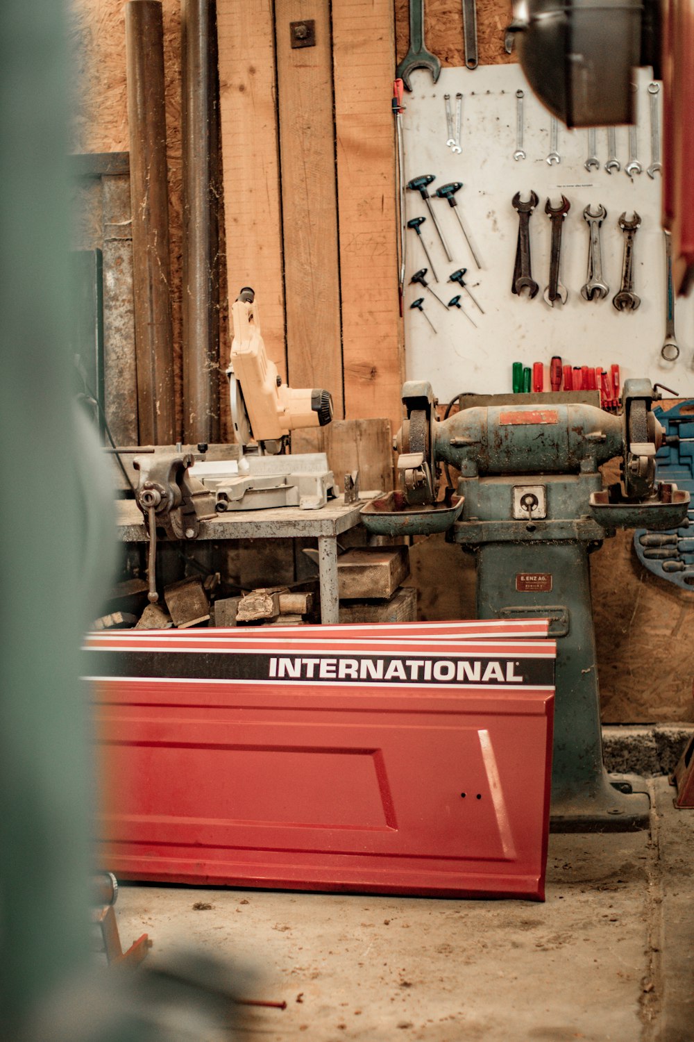 machine industrielle rouge et grise