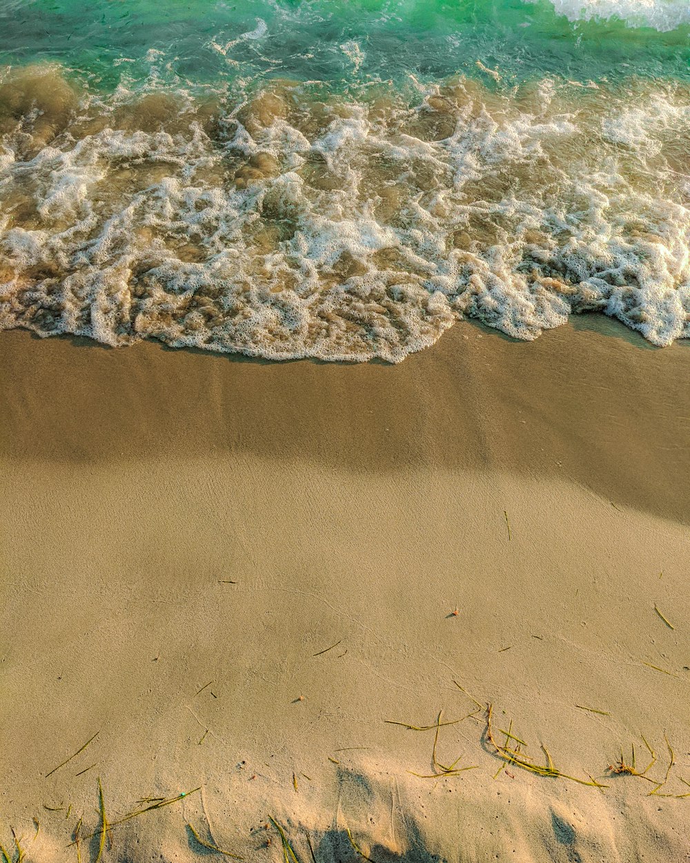 sea waves crashing on shore during daytime