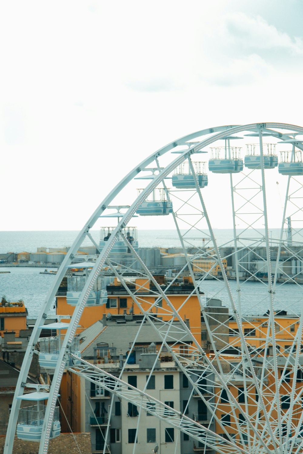 weißer und orangefarbener Metallturm in der Nähe von Gewässern tagsüber