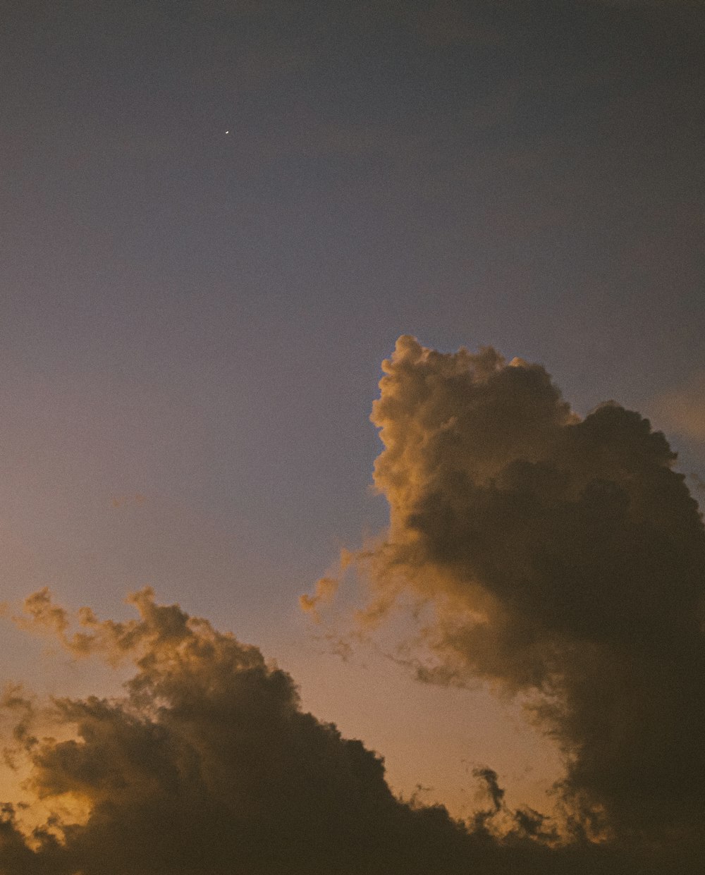 Nubes blancas y cielo azul durante el día