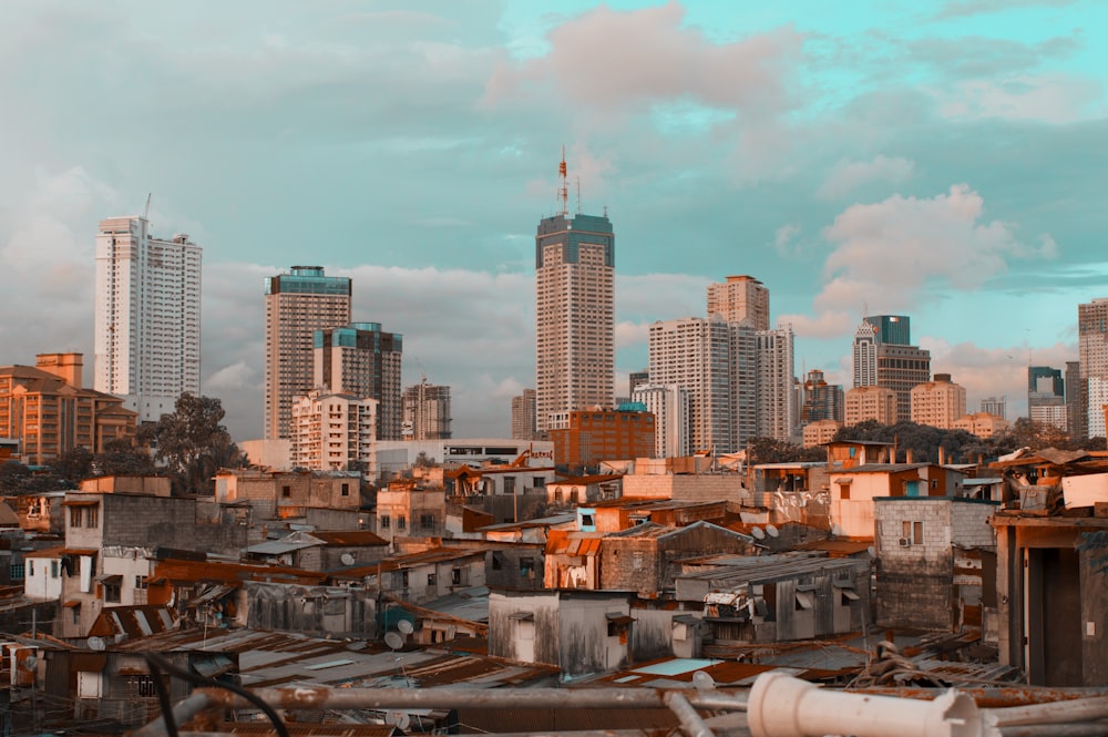 Horizon de la ville sous le ciel bleu pendant la journée