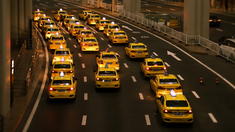 taxi jaune sur la route