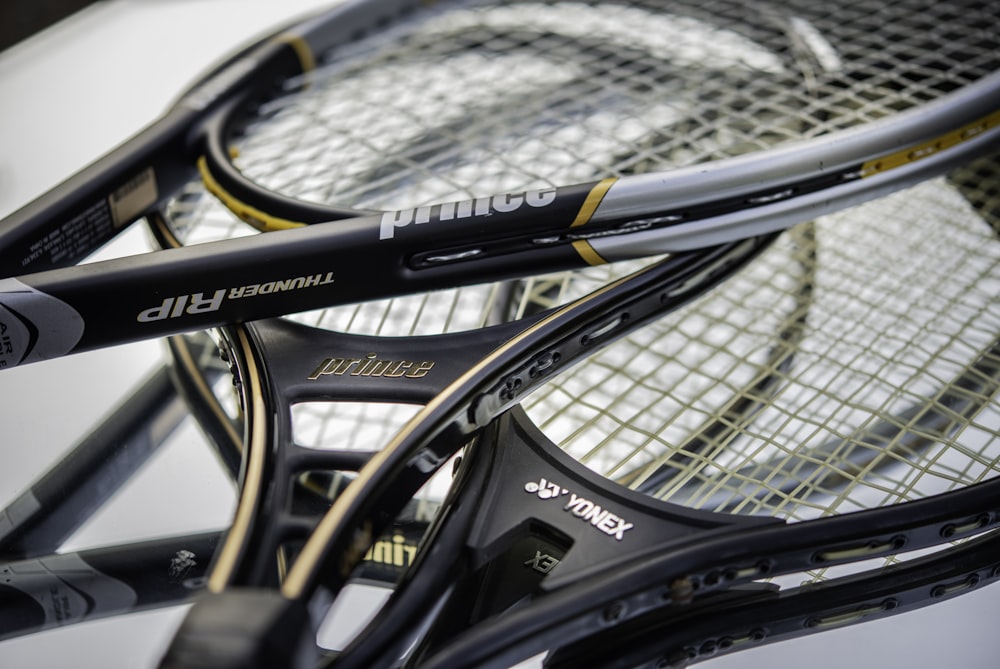 raqueta de tenis negra y amarilla