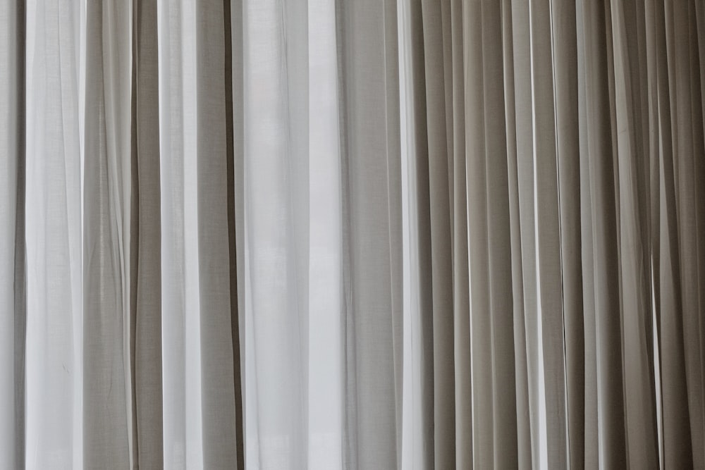 cortina de janela branca e cinza