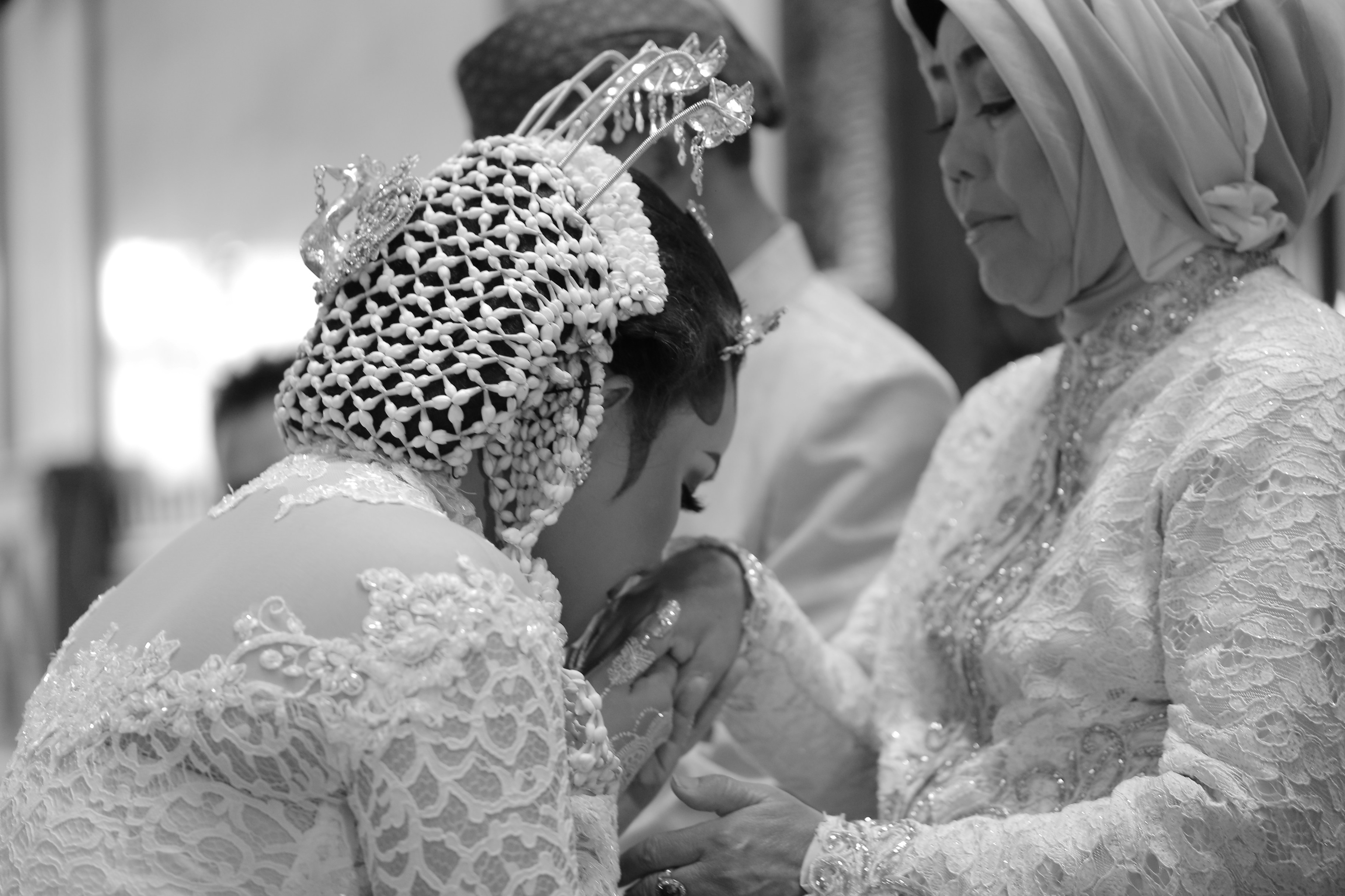 wanita dengan gaun bunga putih
