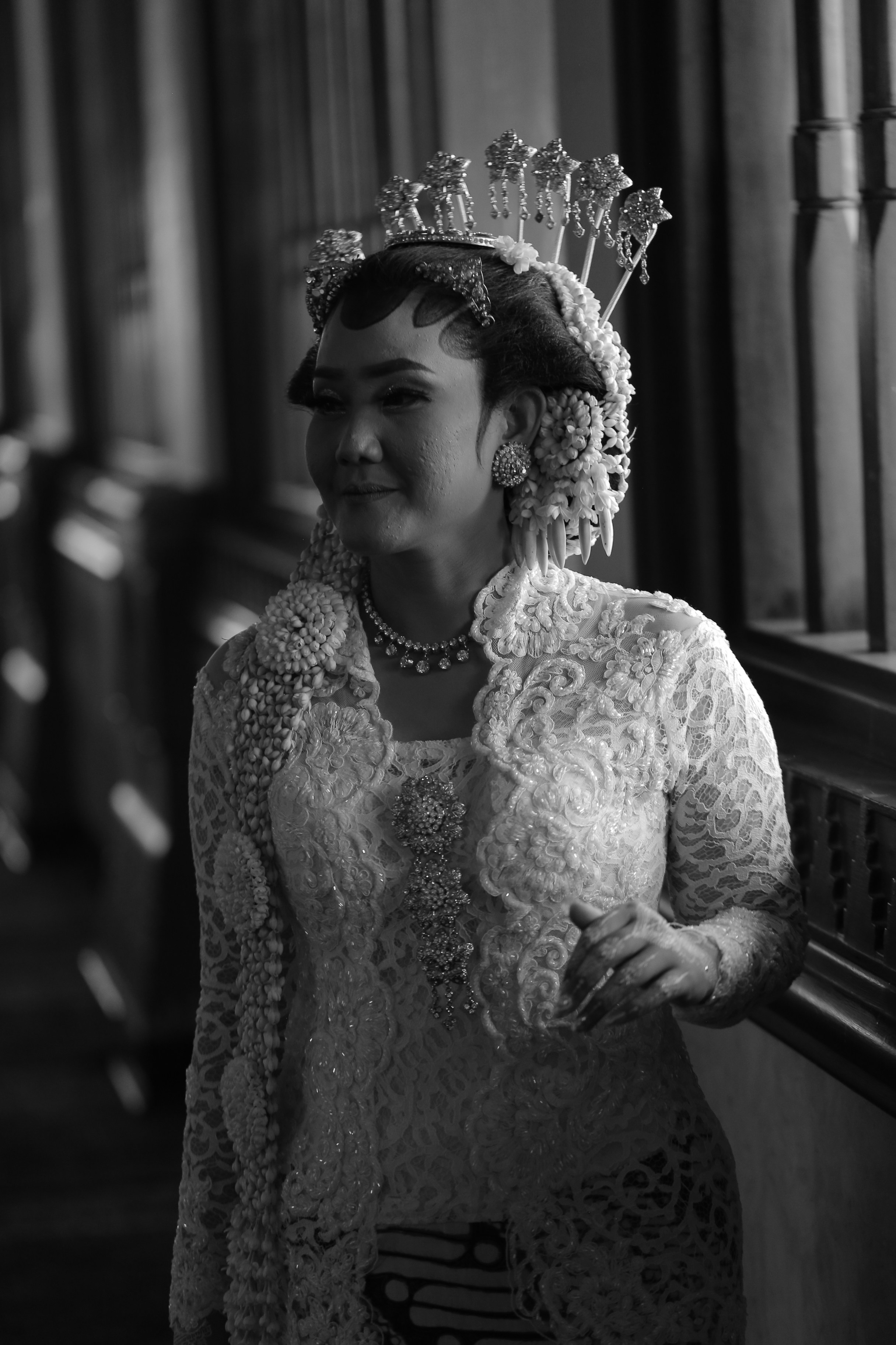 Wanita dengan gaun lengan panjang bunga putih
