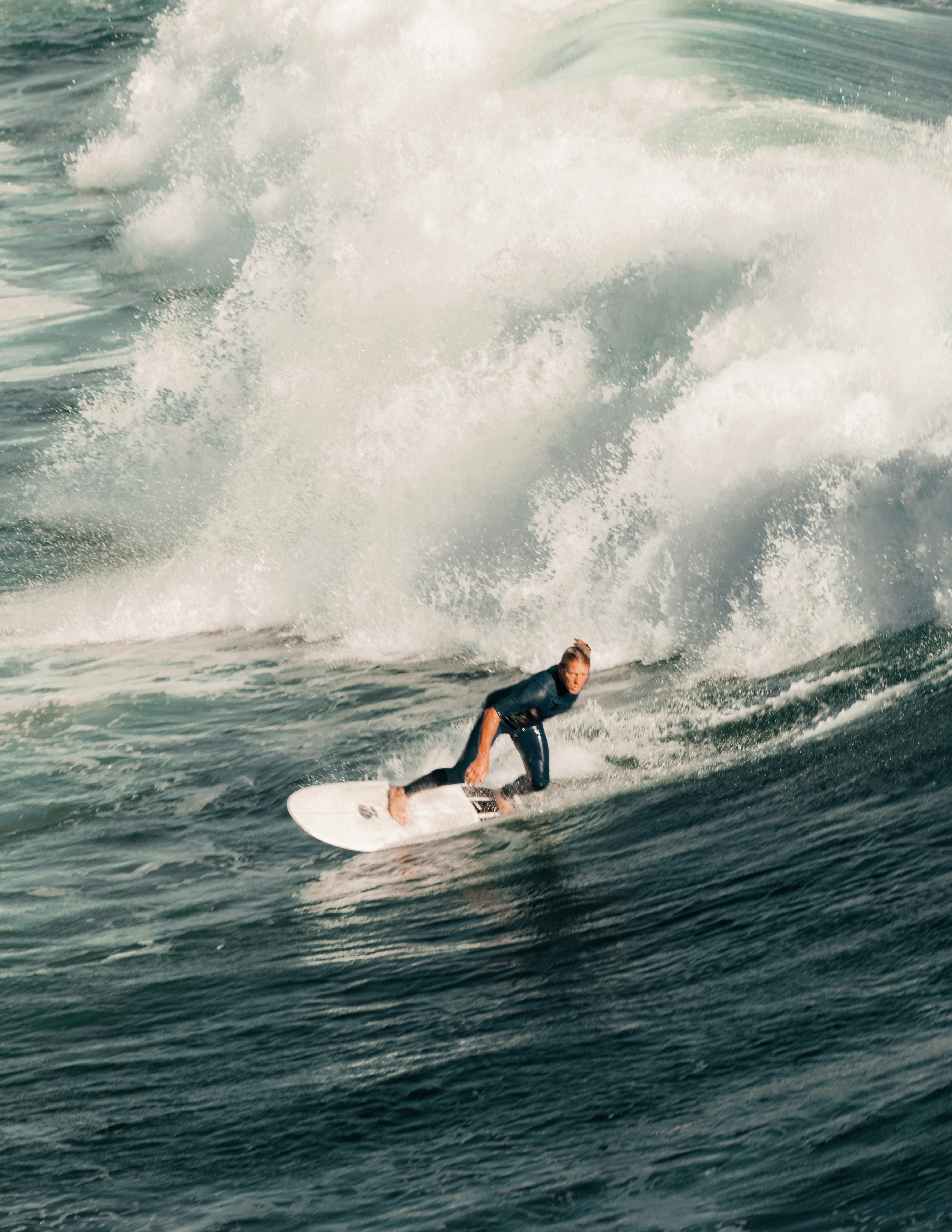 青と赤のウエット スーツを着た男が日中海の波でサーフィンの写真 Unsplashで見つけるマリブの無料写真