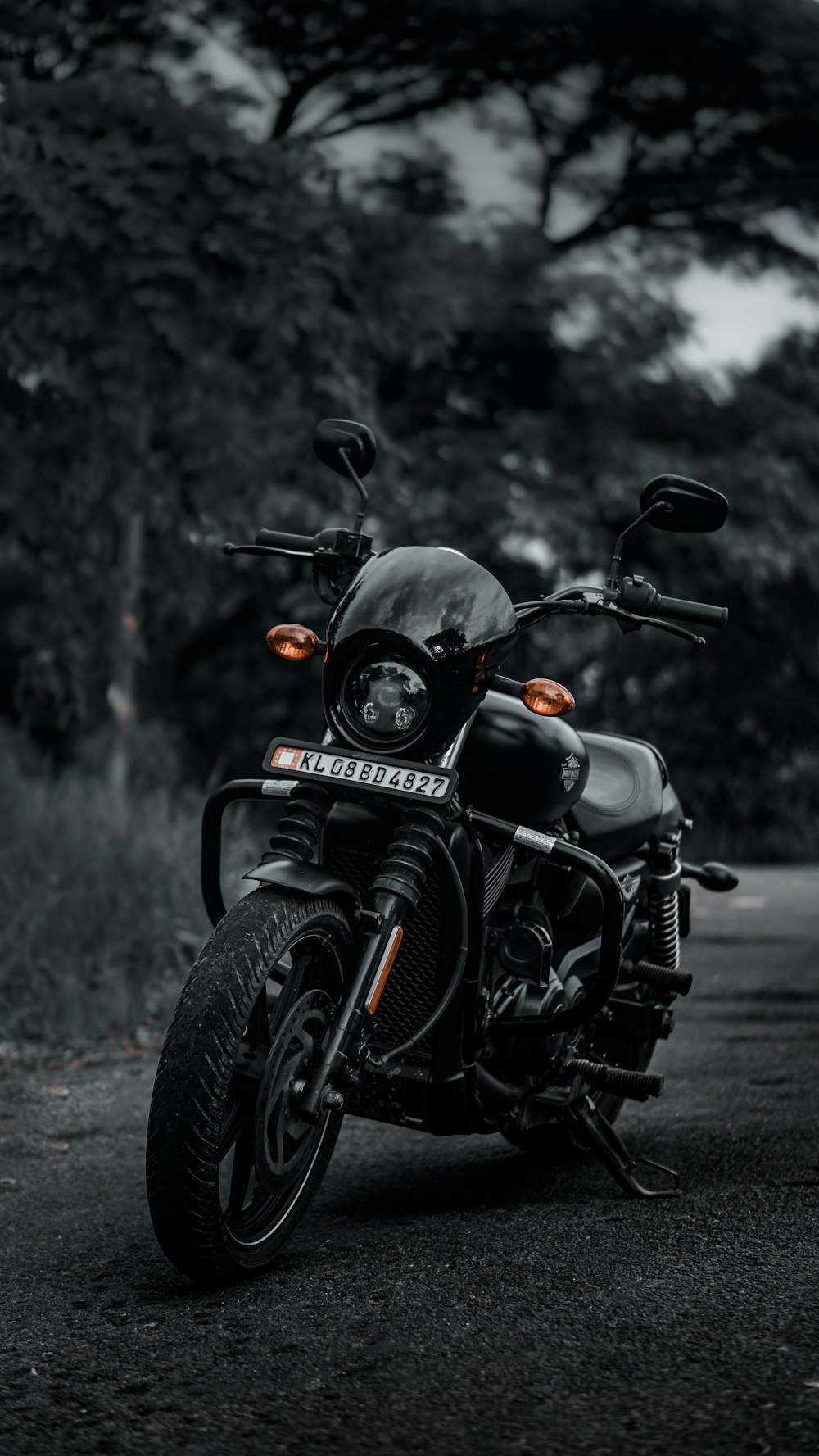 Motocicleta negra en la carretera durante el día