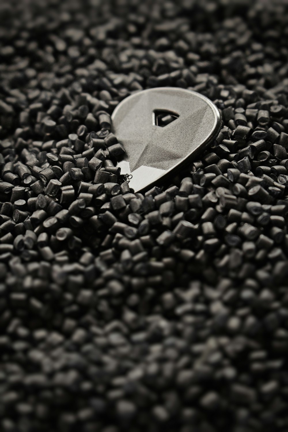 黒と白の小石にシルバー ハートの写真 Unsplashの無料グレー写真