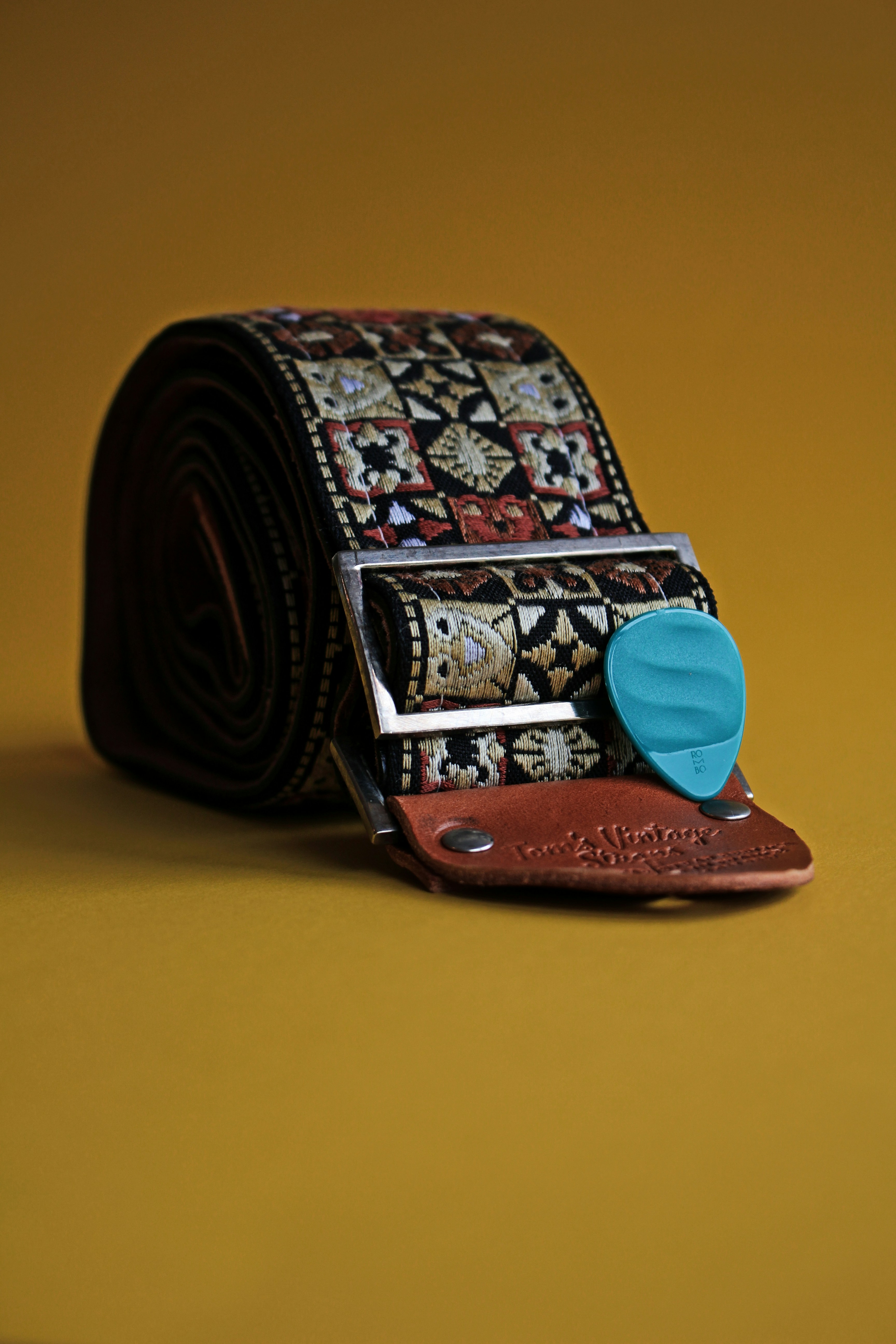 Estuche de cuero marrón, negro y rojo