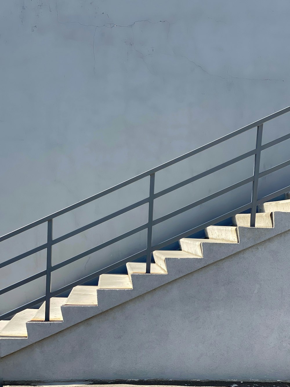 escada de concreto branco com grades de metal preto