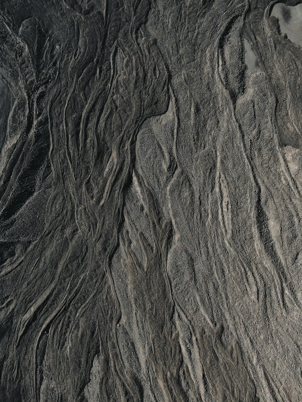 formação rochosa marrom e preta