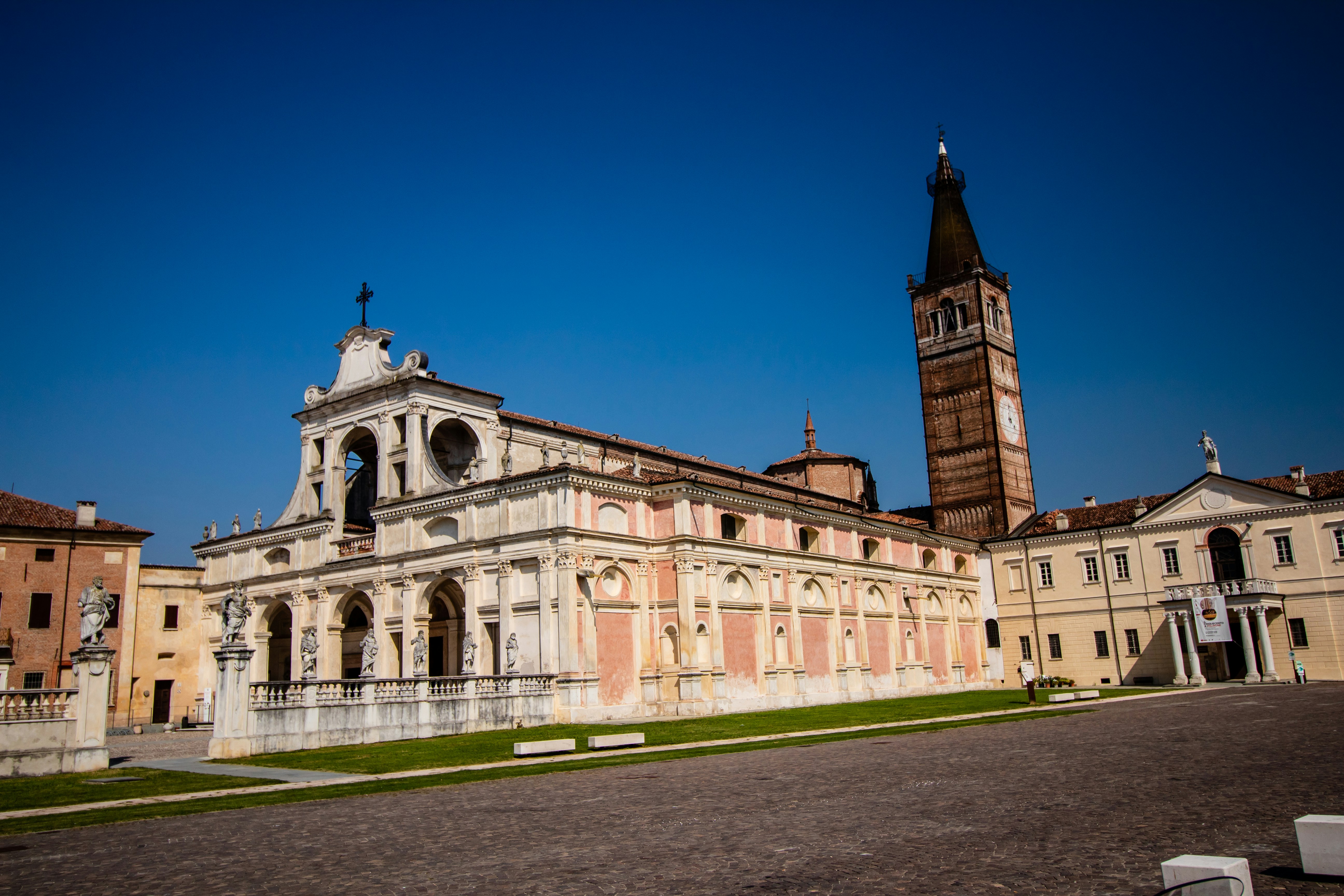 Photo by photoroutes