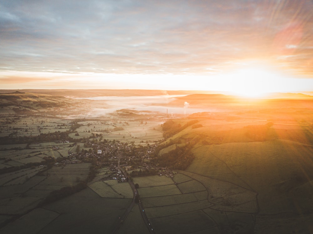 Vue aérienne de la ville au coucher du soleil