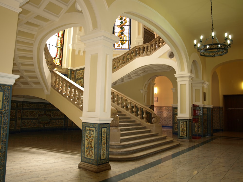 Edificio de hormigón blanco con escalera