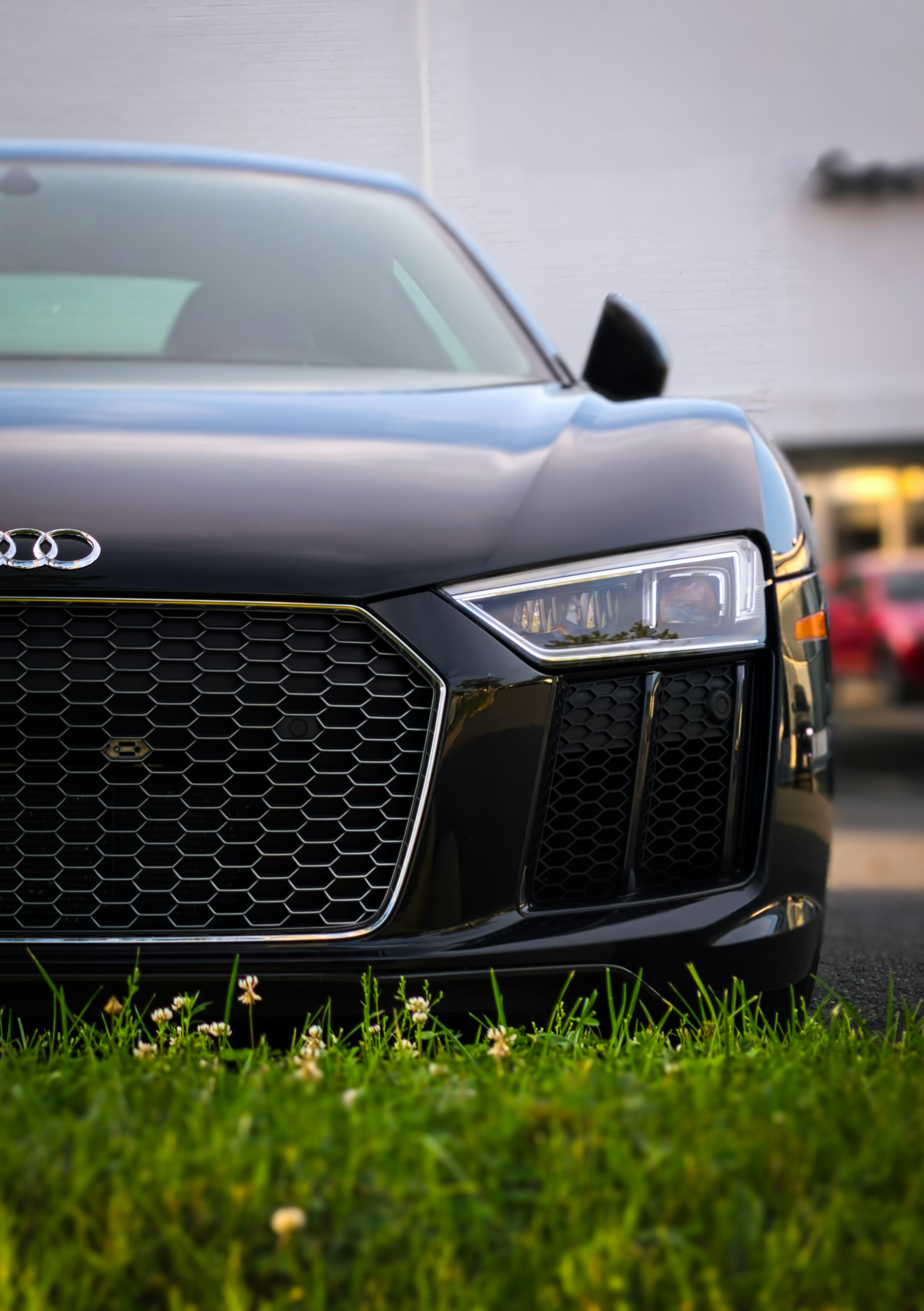 昼間は緑の芝生に黒のアウディ車の写真 Unsplashで見つける自動車の無料写真