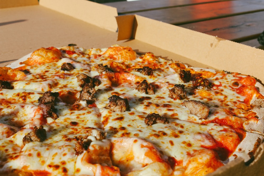 pizza sur boîte en carton blanc