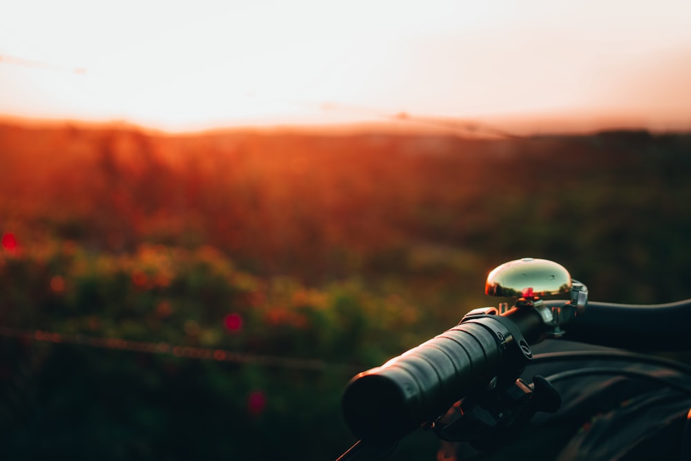 câmera dslr preta e cinza no tripé preto