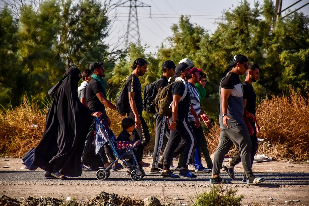 personnes debout sur le sable brun pendant la journée