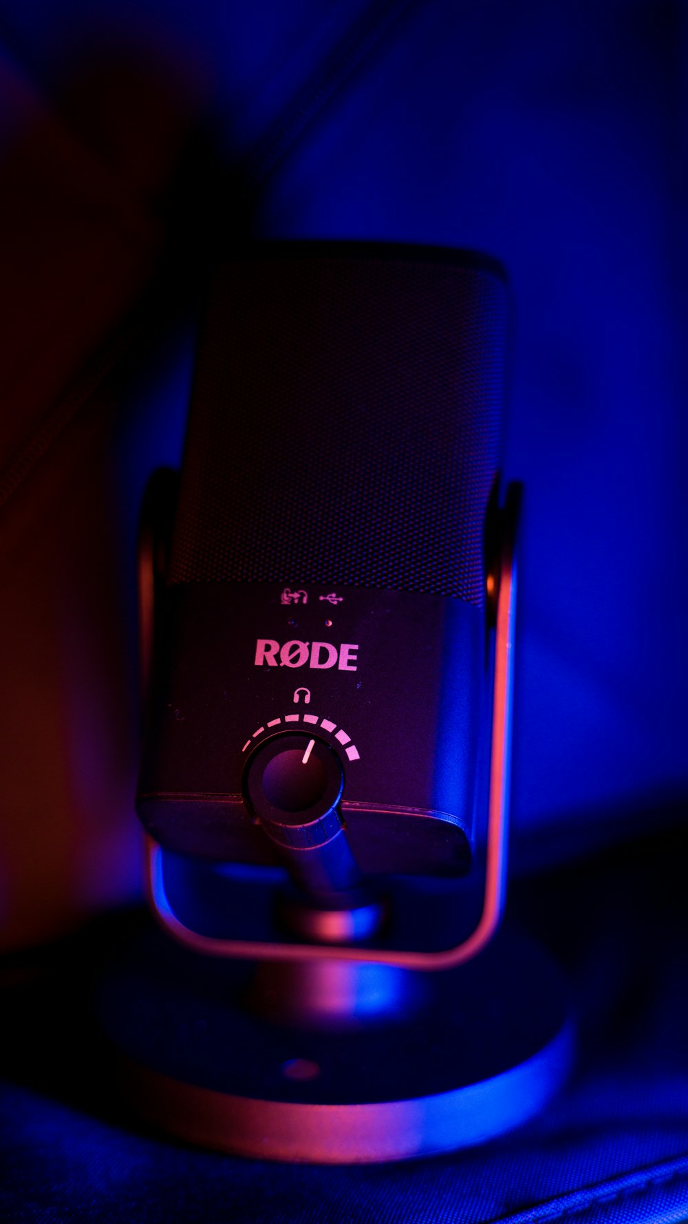 black and blue sony speaker