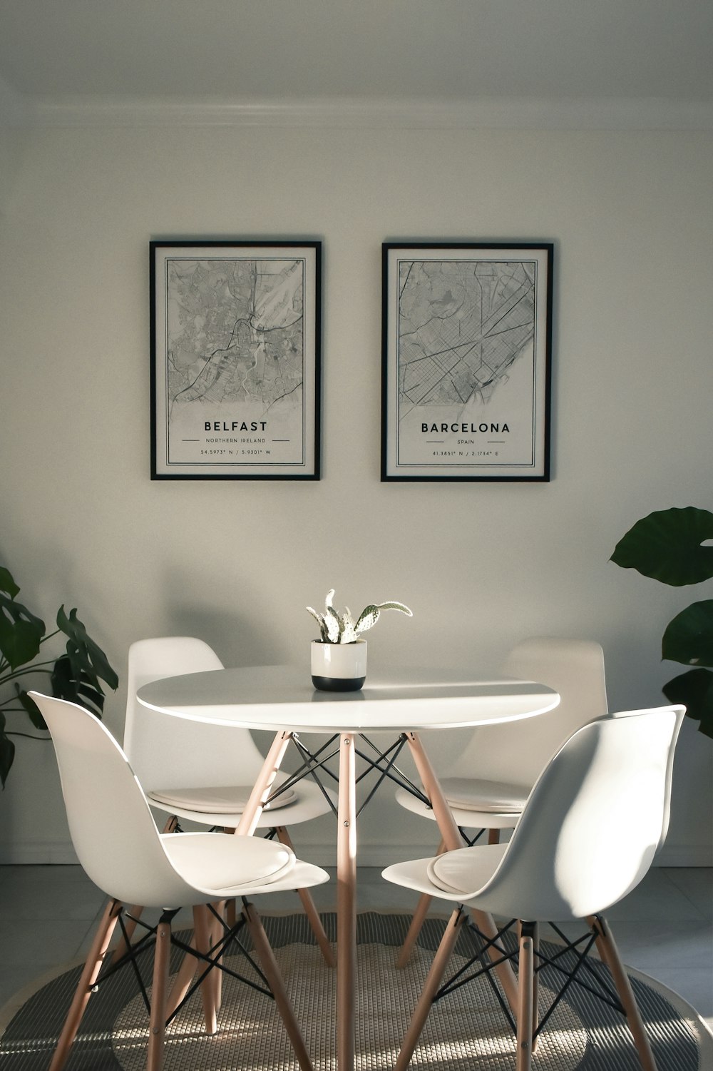 mesa de madeira branca e marrom com cadeiras