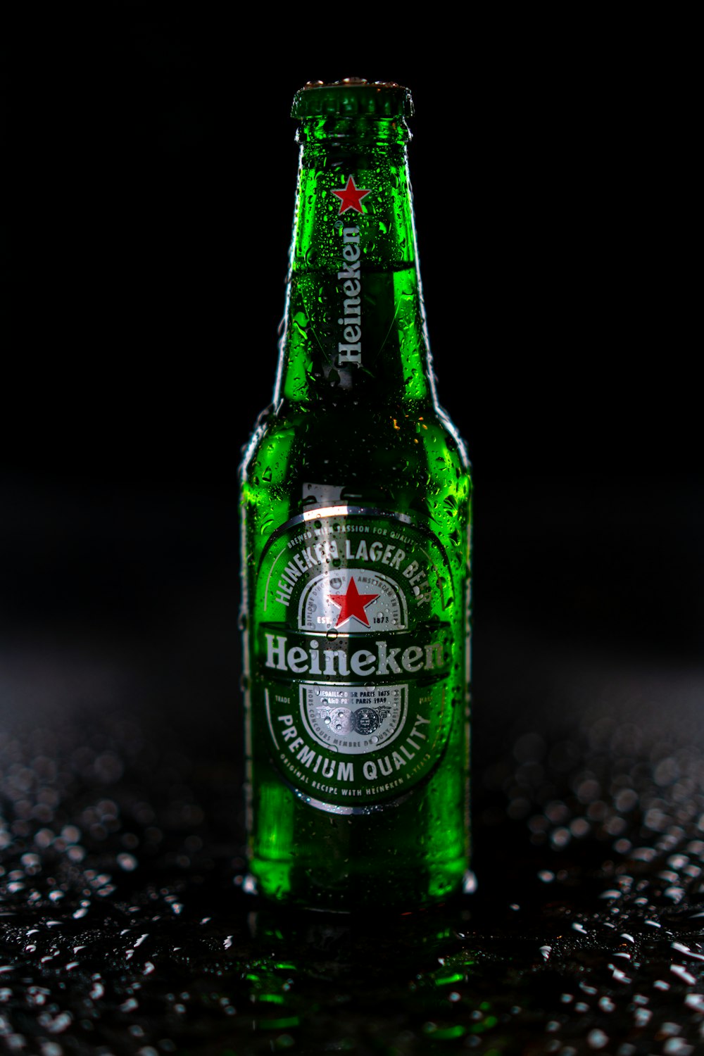 Botella Heineken sobre mesa de mármol blanco y negro