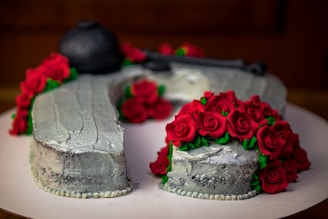 red roses on white cake