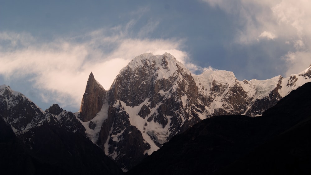 Montaña cubierta de nieve bajo el cielo azul durante el día