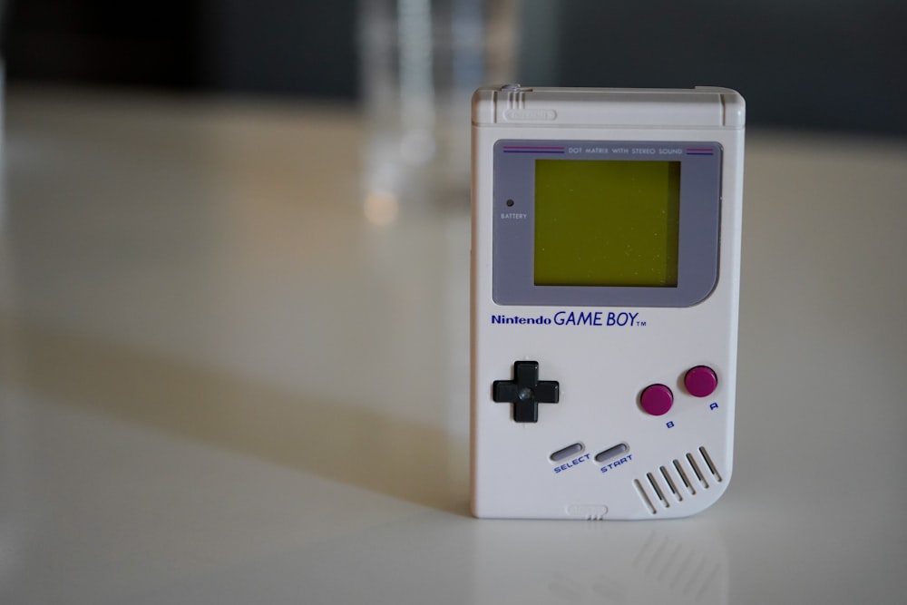 Nintendo Game Boy bianco su tavolo bianco