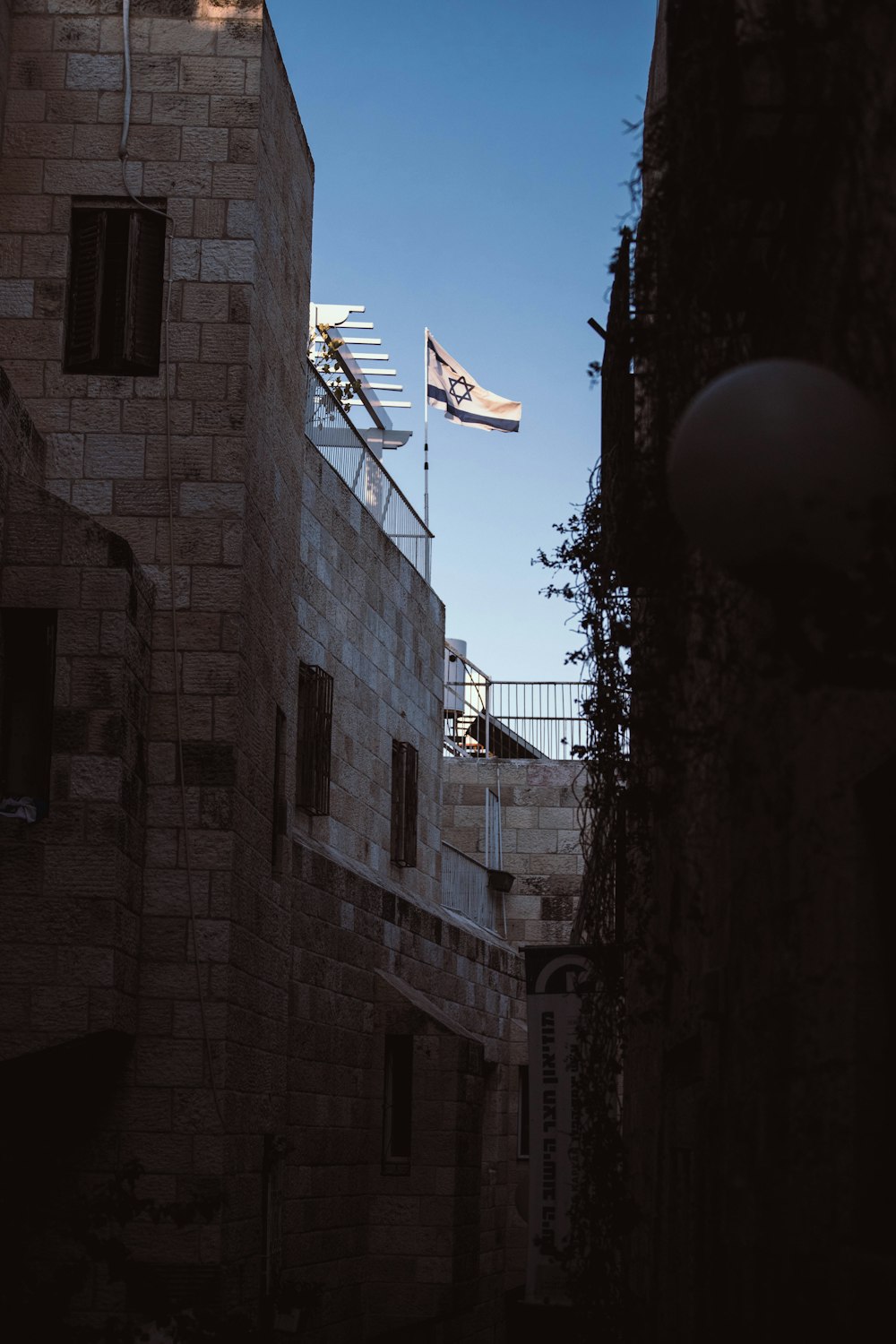 un bâtiment surmonté d’un drapeau