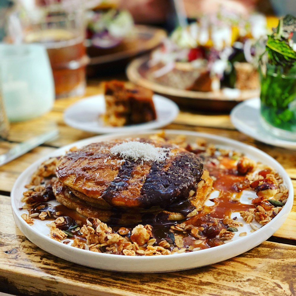 aliments cuits sur une assiette en céramique blanche