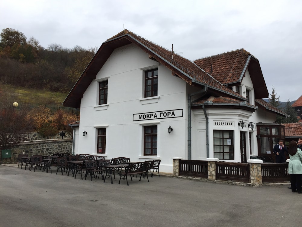 Maison en bois blanc et noir