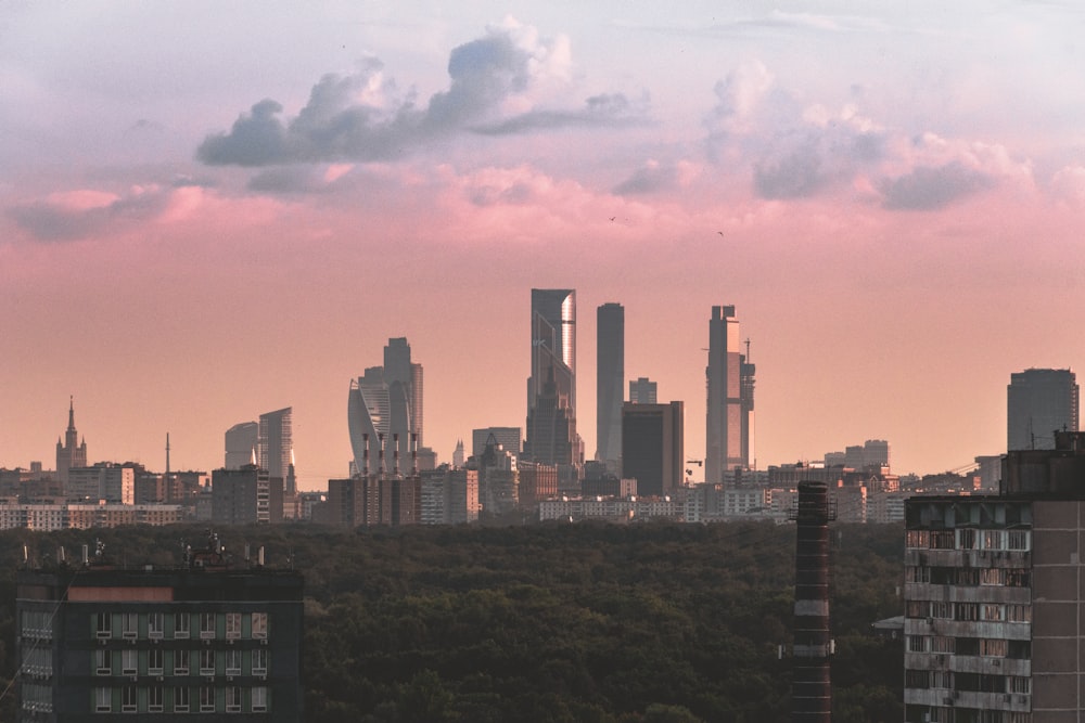 horizonte da cidade sob o céu laranja e azul durante o pôr do sol