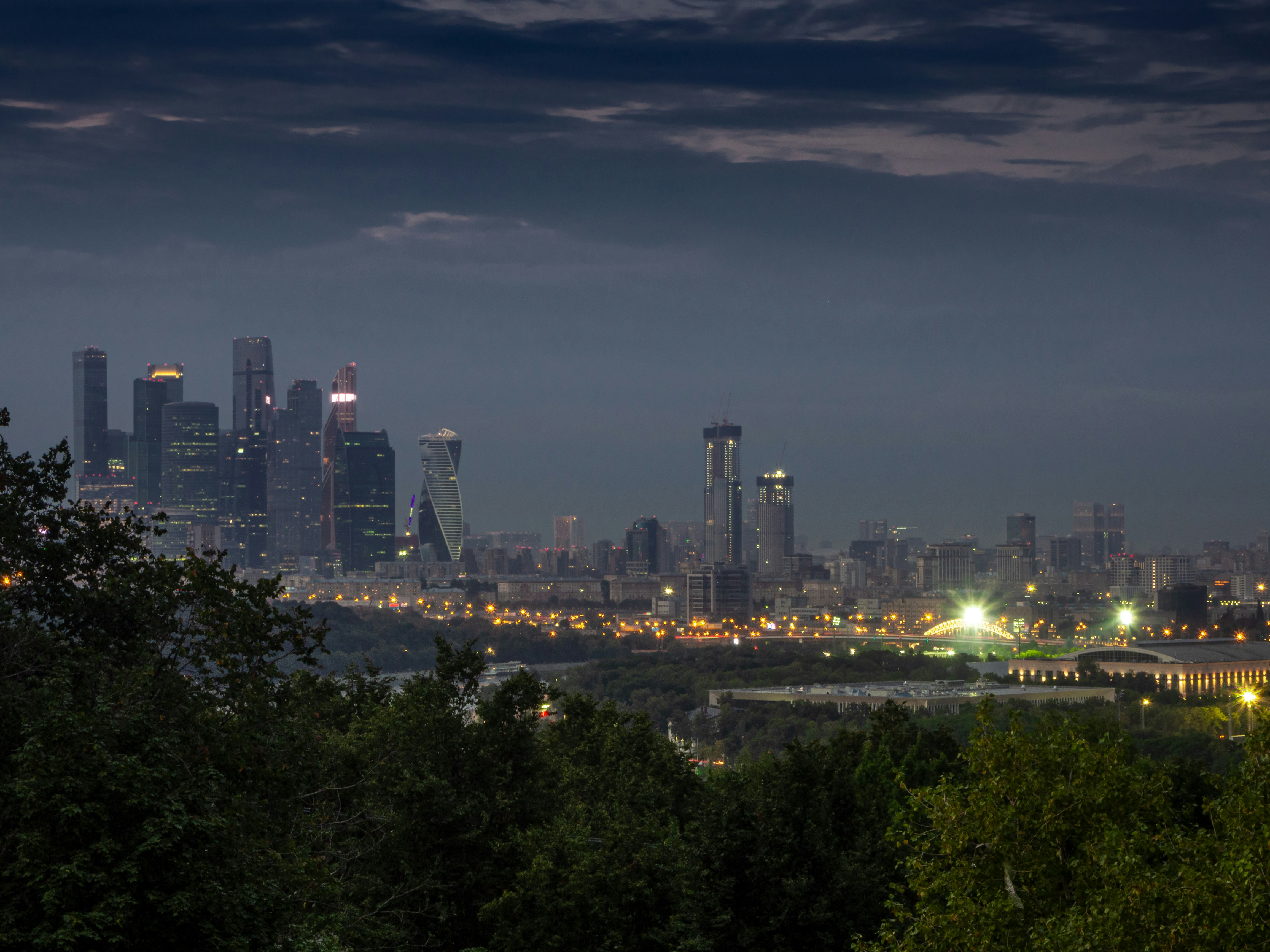 skyline della città durante la notte