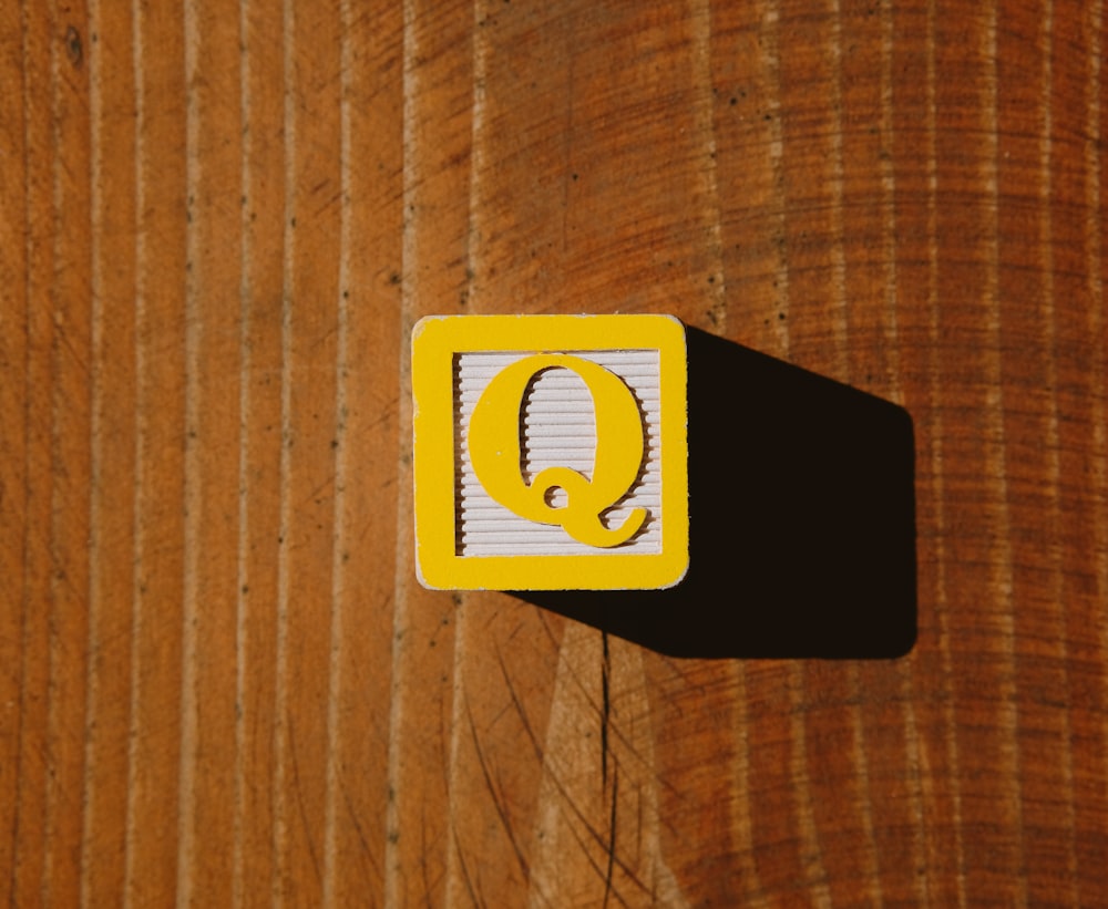 Gelbe und schwarze Karte auf braunem Holztisch