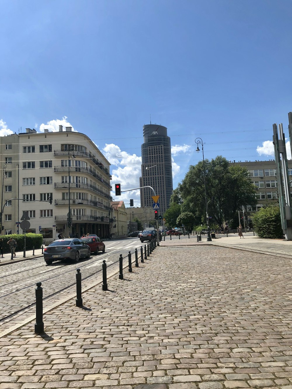 Autos, die tagsüber am Straßenrand in der Nähe von Hochhäusern geparkt sind