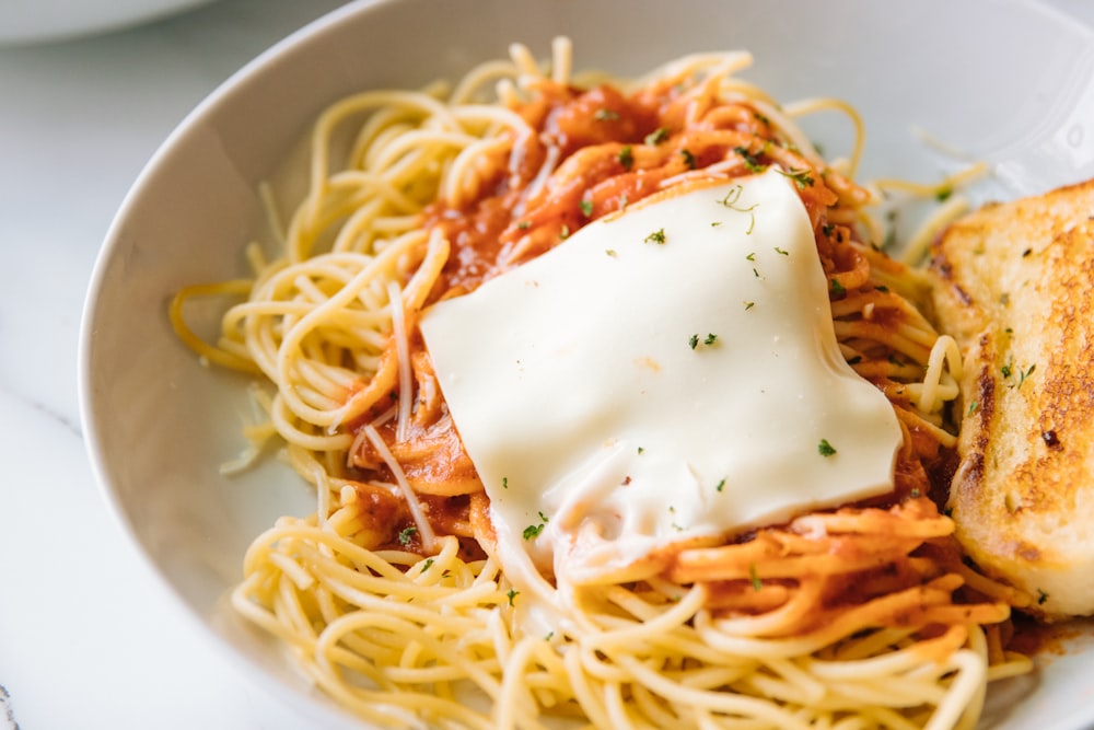 Spaghetti su piatto di ceramica bianca