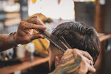 Friseur schneidet Haare im Salon