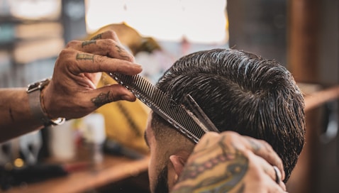 man in black and white shirt by Agustin Fernandez (https://unsplash.com/@agustinfernandez)