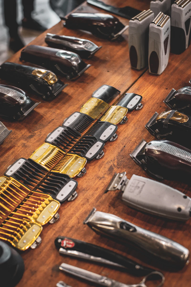 Barbiere al lavoro con il cliente