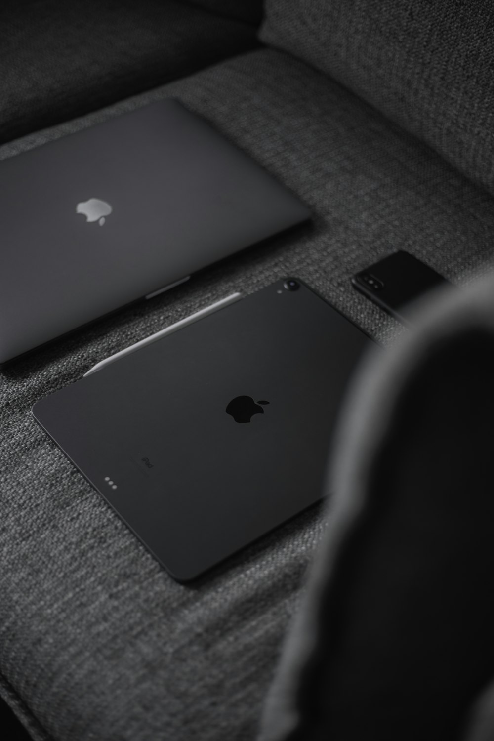 Silbernes MacBook auf schwarzem Textil