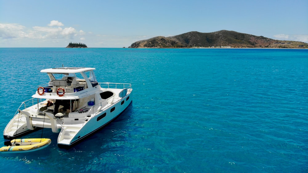 Barco blanco y azul en el mar azul durante el día