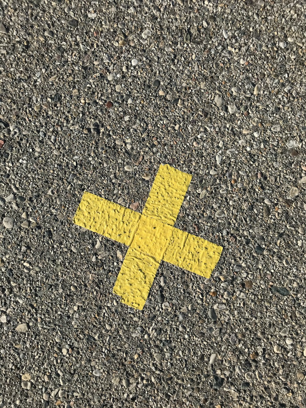 灰色のコンクリートの床に黄色の矢印記号