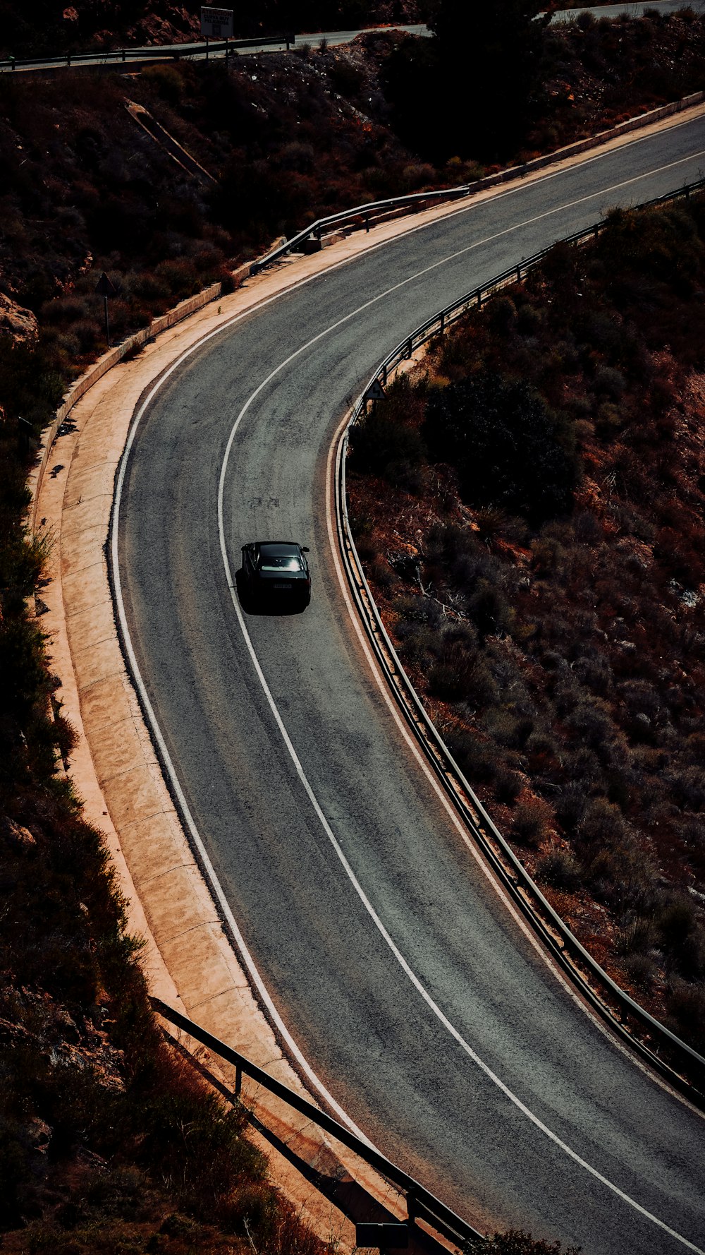 Coche negro en la carretera durante el día